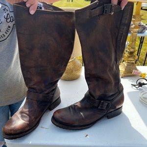 Womens Frye boots they are Victoria great condition. They are brown leather